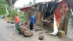Longsoran Batu di Trenggalek Sebabkan Warung Bakso Rusak