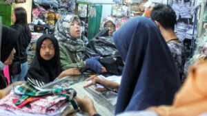 Tahun Ajaran Baru Berkah buat Penjual Seragam Sekolah di Tulungagung
