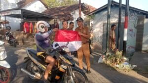 Warga hingga Supeltas Terima Bendera dari PWI-Bakesbangpol Tulungagung
