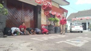 Haru, Enam Napi Sujud Syukur Usai Bebas Terima Remisi di Hari Kemerdekaan