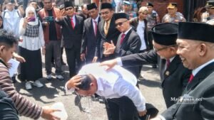 Pendemo Gerujuk Air ke Ketua DPRD Trenggalek Usai Dilantik