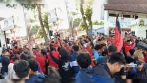 Tim Pemenangan Rijanto dan Beky Viral Diduga Sebar Uang di Depan KPU Blitar
