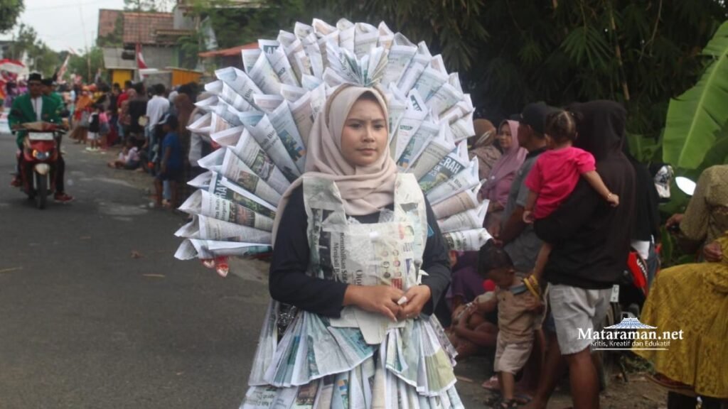 Buat Baju dari Koran, Kader Fatayat Ikut Meriahkan Karnaval Karanganom Trenggalek