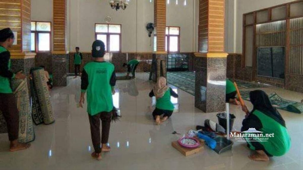 SMP Islam Kampak Trenggalek Pilih Bakti Sosial Masjid Peringati Maulid dan Harlah Ma’arif NU
