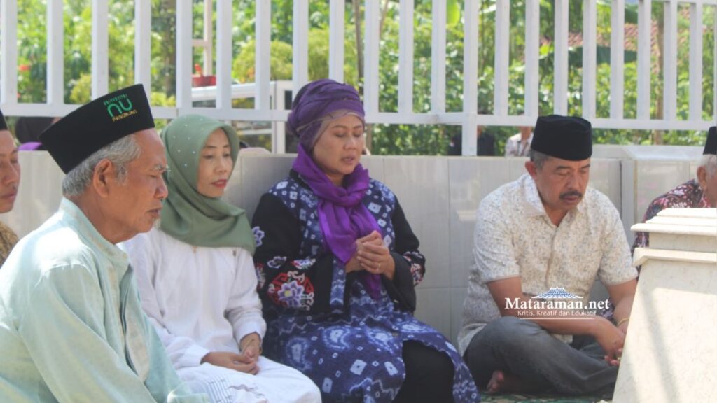 Cagub Luluk Ziarah Makam Mbah Mesir dan Sapa Warga Trenggalek