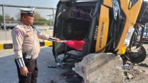Rem Blong, Bus SMAN 1 Kedungwaru Tulungagung Tabrak Pembatas 1 Tewas