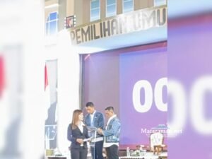 Paslon GURU Kenakan Busana Daur Ulang Limbah Tekstil dan Yakin Persoalan Sampah Beres dalam Waktu 10 Bulan