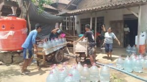 Warga Sumberejo Trenggalek Berebut Air Bersih dari BPBD Jatim