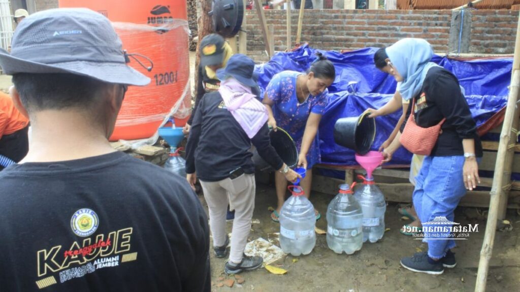 KAUJE Korda Trenggalek Distribusikan Puluhan Tangki Air Bersih