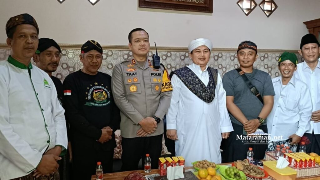 Kirab Merah Putih Kawal Gus Abbas dan Kiai Imad di Tawangsari Tulungagung