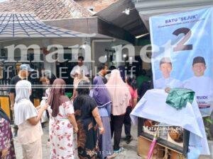 Paslon 2 Hibur Warga Pandanrejo dengan Sembako Murah