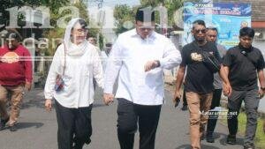 Bupati Dhito Mencoblos di TPS Jalan Kaki Ditemani Sang Istri