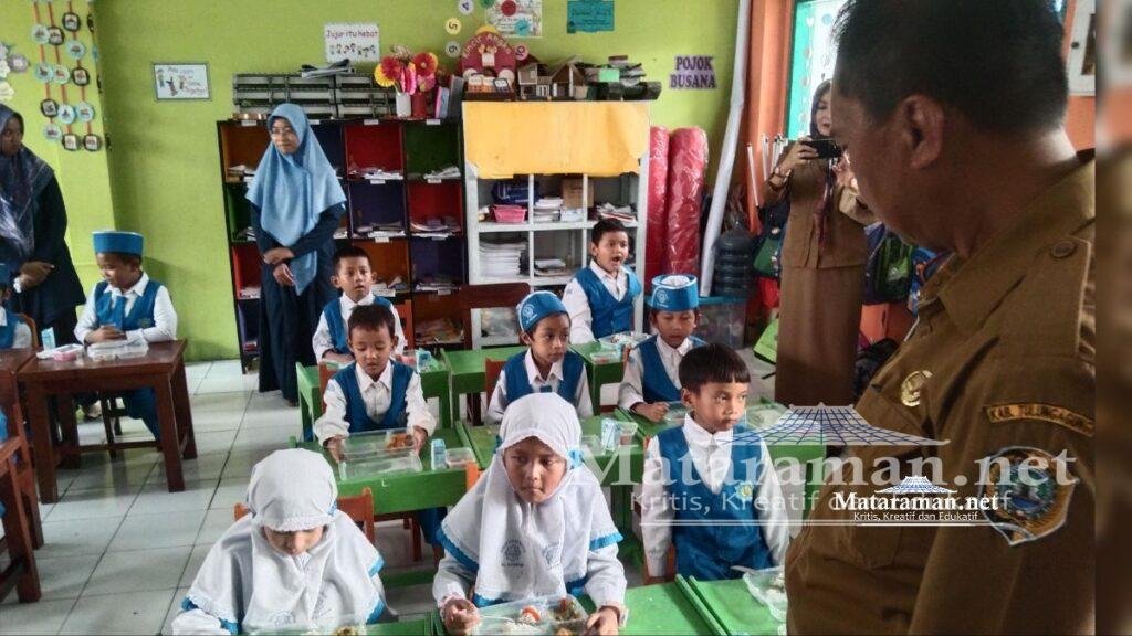Menu MBG Hari Pertama Ayam Goreng dan Oseng Wortel di Al Azhaar Tulungagung