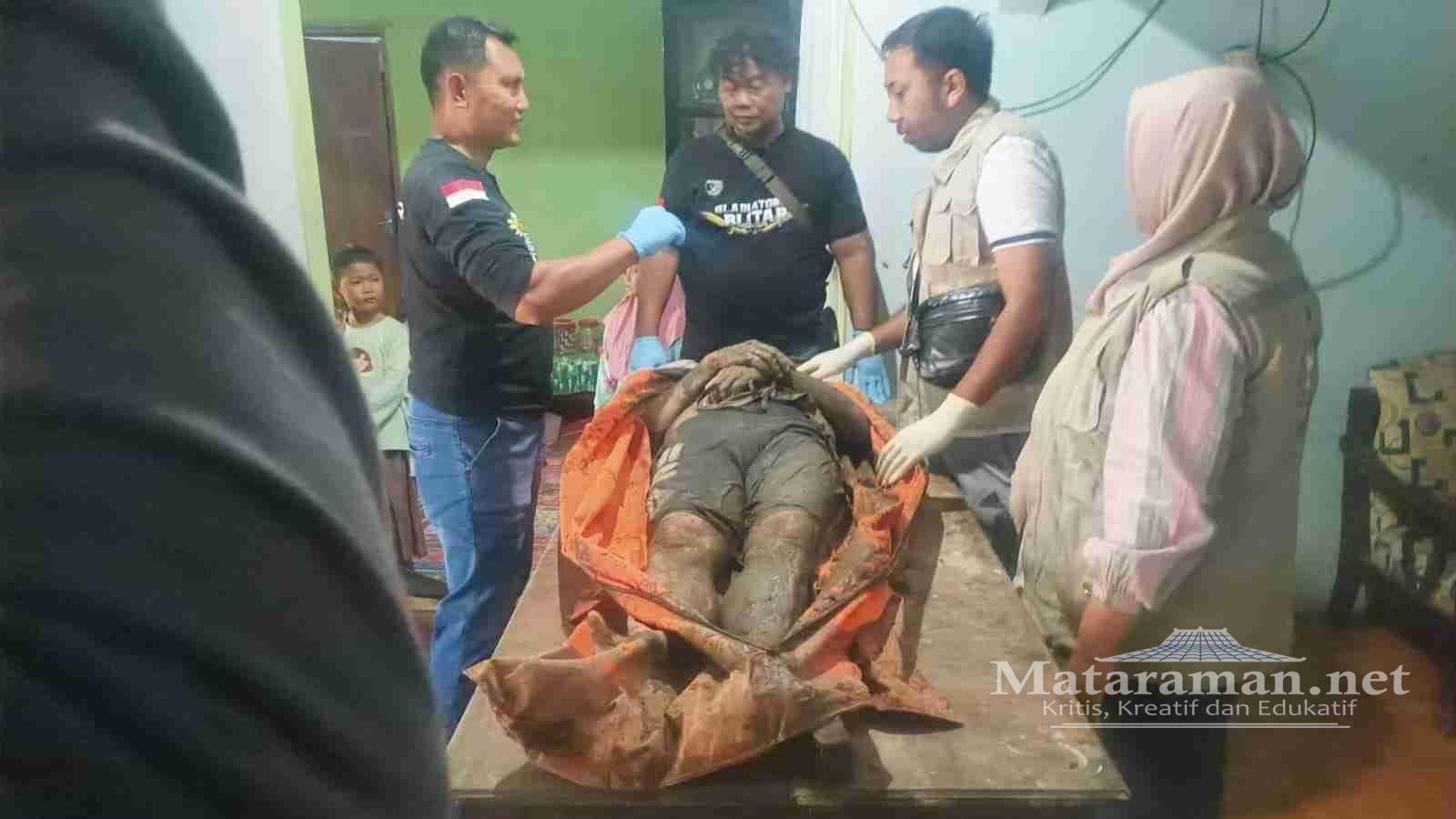 Kakek Blitar Kelelahan Saat Pladu Cari Ikan di Sungai Brantas