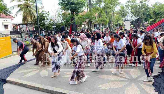 Selama 4 Jam Nonstop Penari Meriahkan Hari Tari Sedunia di Tulungagung