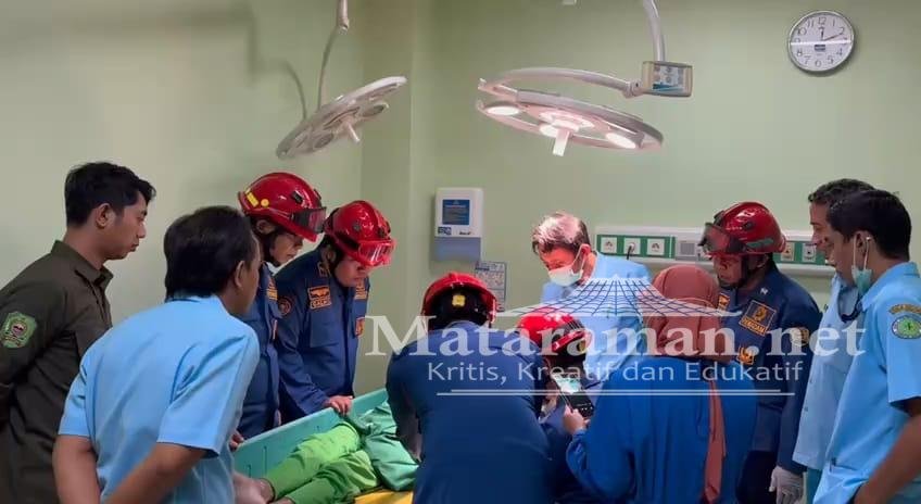 Damkar-Tim Medis Tangani Dua Cincin Tertutup Kulit ODGJ Trenggalek