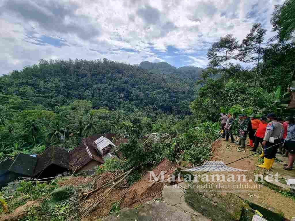 Hujan Tiga Jam Sebabkan Tebing Longsor, Menimpa 3 Rumah di Trenggalek