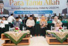 Khofifah Lepas Kloter Pertama Haji Jatim 2025, Doakan Indonesia Aman dan Sejahtera