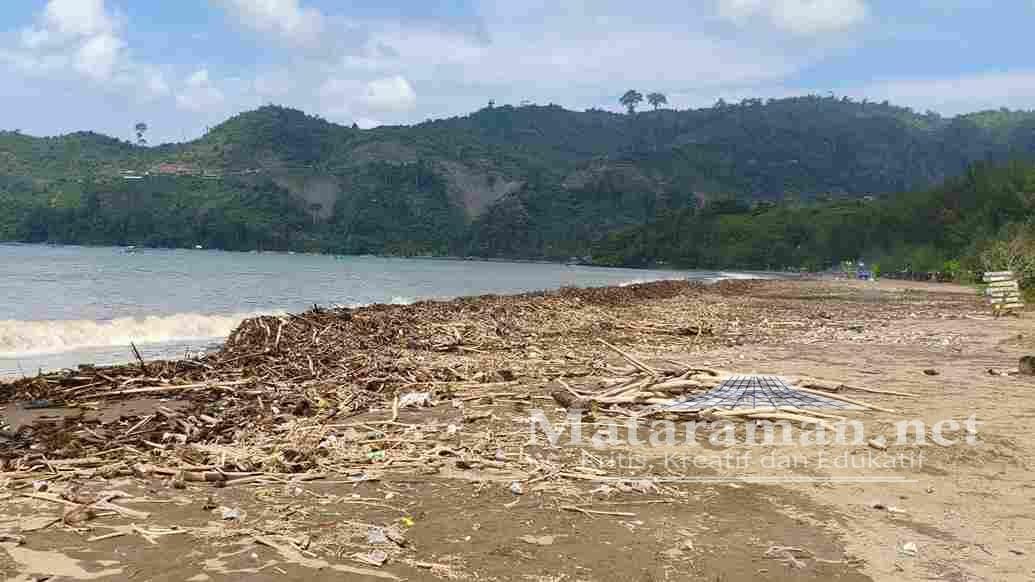 Pantai Gemah Tertimbun Ribuan Kubik Sampah, Butuh Dua Alat Berat untuk Pembersihan
