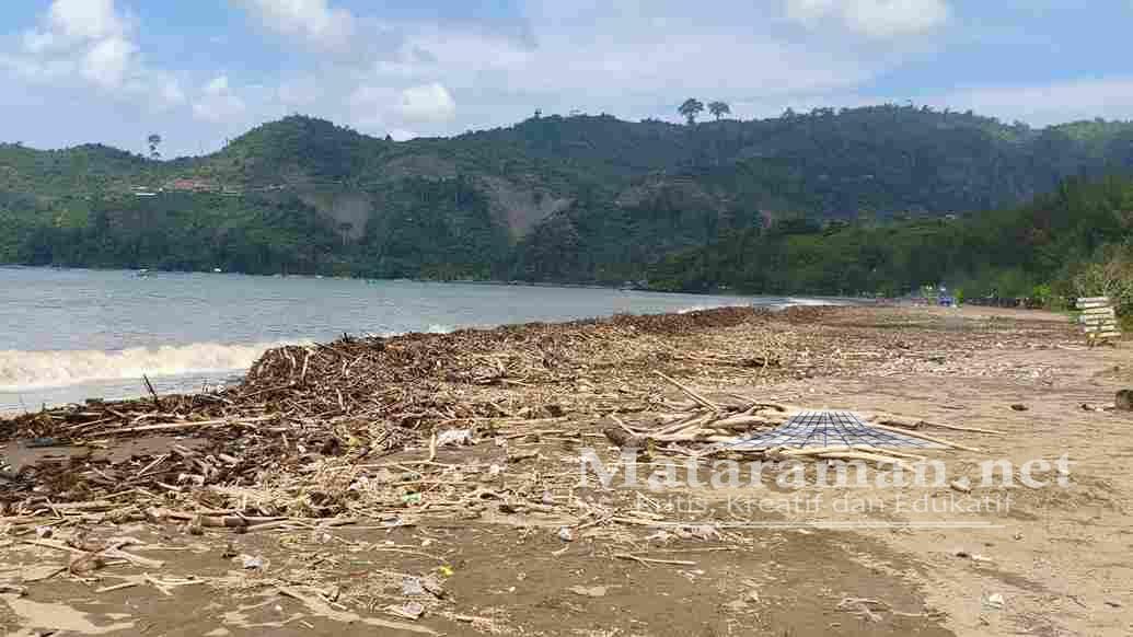 Pantai Gemah Tertimbun Ribuan Kubik Sampah, Butuh Dua Alat Berat untuk Pembersihan