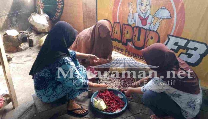 Dapur Umum Ma’arif Sediakan Ribuan Makanan untuk Korban Banjir Trenggalek