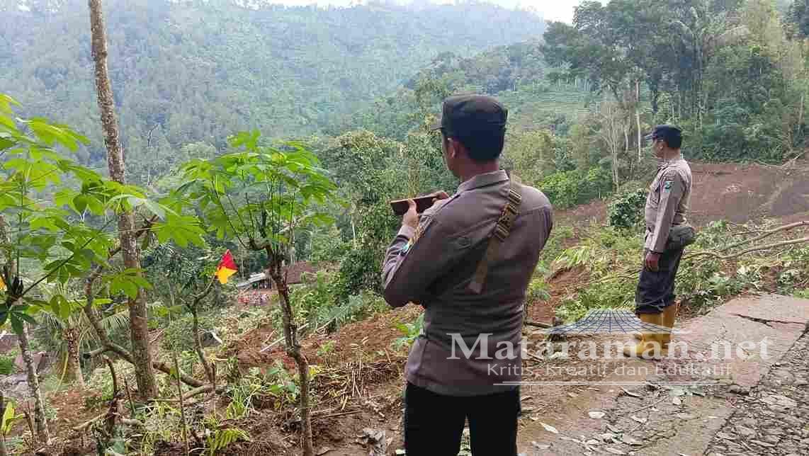 Eskavator Tak Bisa ke Lokasi Longsor Trenggalek, Hanya Gunakan Alat Manual