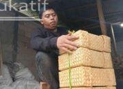 Berdayakan Puluhan Emak-emak, Dhany Raup Cuan dari Besek Trenggalek
