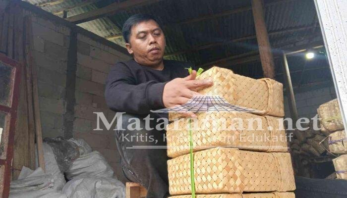Berdayakan Puluhan Emak-emak, Dhany Raup Cuan dari Besek Trenggalek