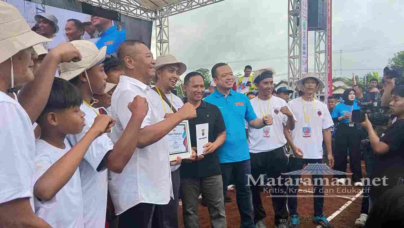 MI Aswaja Besole Tulungagung Juara Favorit Festival Balon