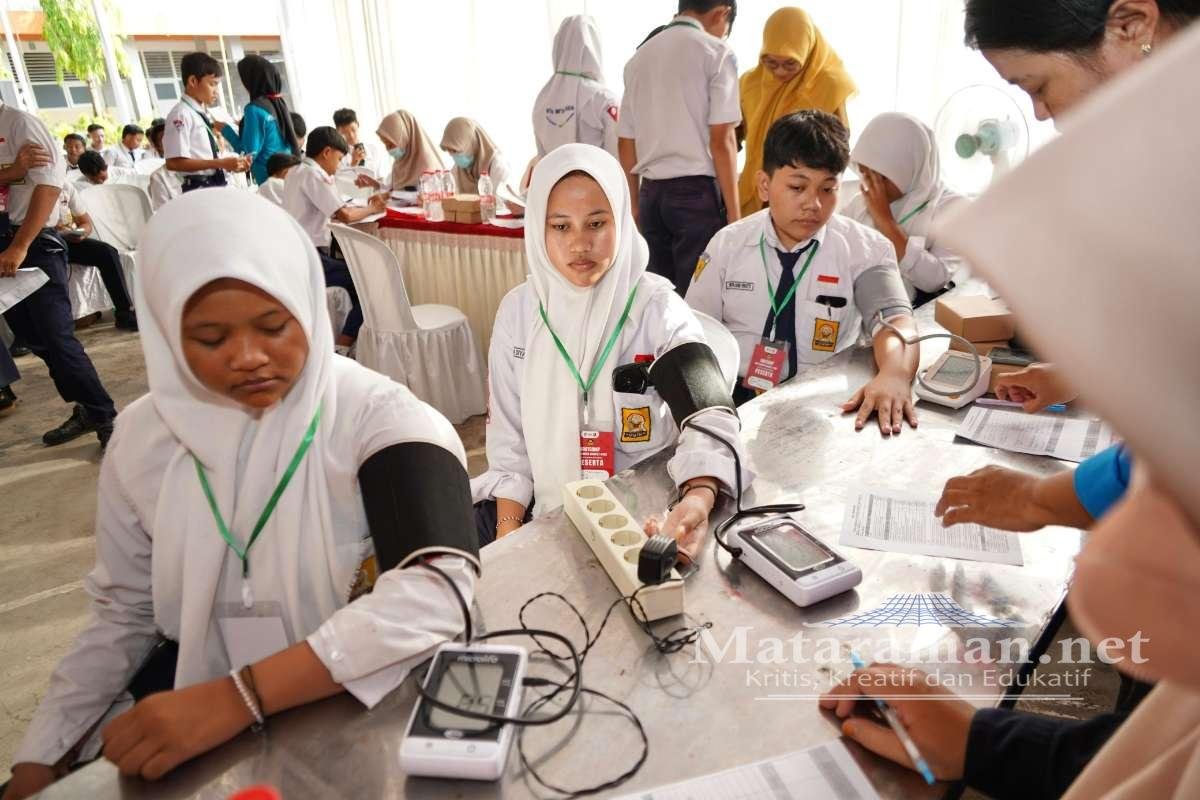 Proses Cek Kesehatan Gratis di sekolah Kediri. (Prokopim Kediri) - Mas Dhito Terjunkan Tim CGK Sasar Pelajar Awal Ajaran Baru di Kediri