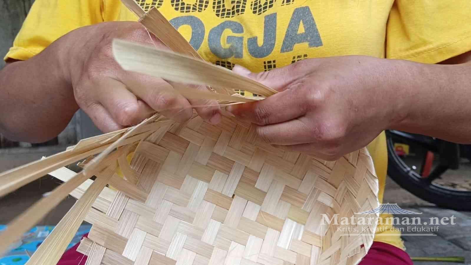 Dhany Raup Cuan dari Besek Trenggalek Berdayakan Puluhan Emak-emak