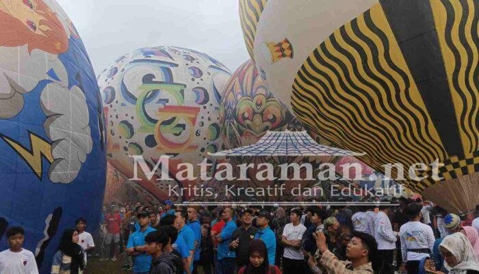 Ribuan Masyarakat Antusias Saksikan Festival Balon Udara di Tulungagung