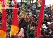 Meriah, Grebeg Suro Pantai Gemah Ratusan Warga Berebut Tumpeng Agung