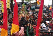 Meriah, Grebeg Suro Pantai Gemah Ratusan Warga Berebut Tumpeng Agung