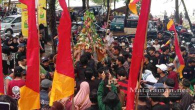 Meriah, Grebeg Suro Pantai Gemah Ratusan Warga Berebut Tumpeng Agung