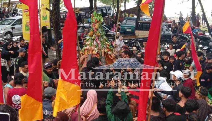 Meriah, Grebeg Suro Pantai Gemah Ratusan Warga Berebut Tumpeng Agung