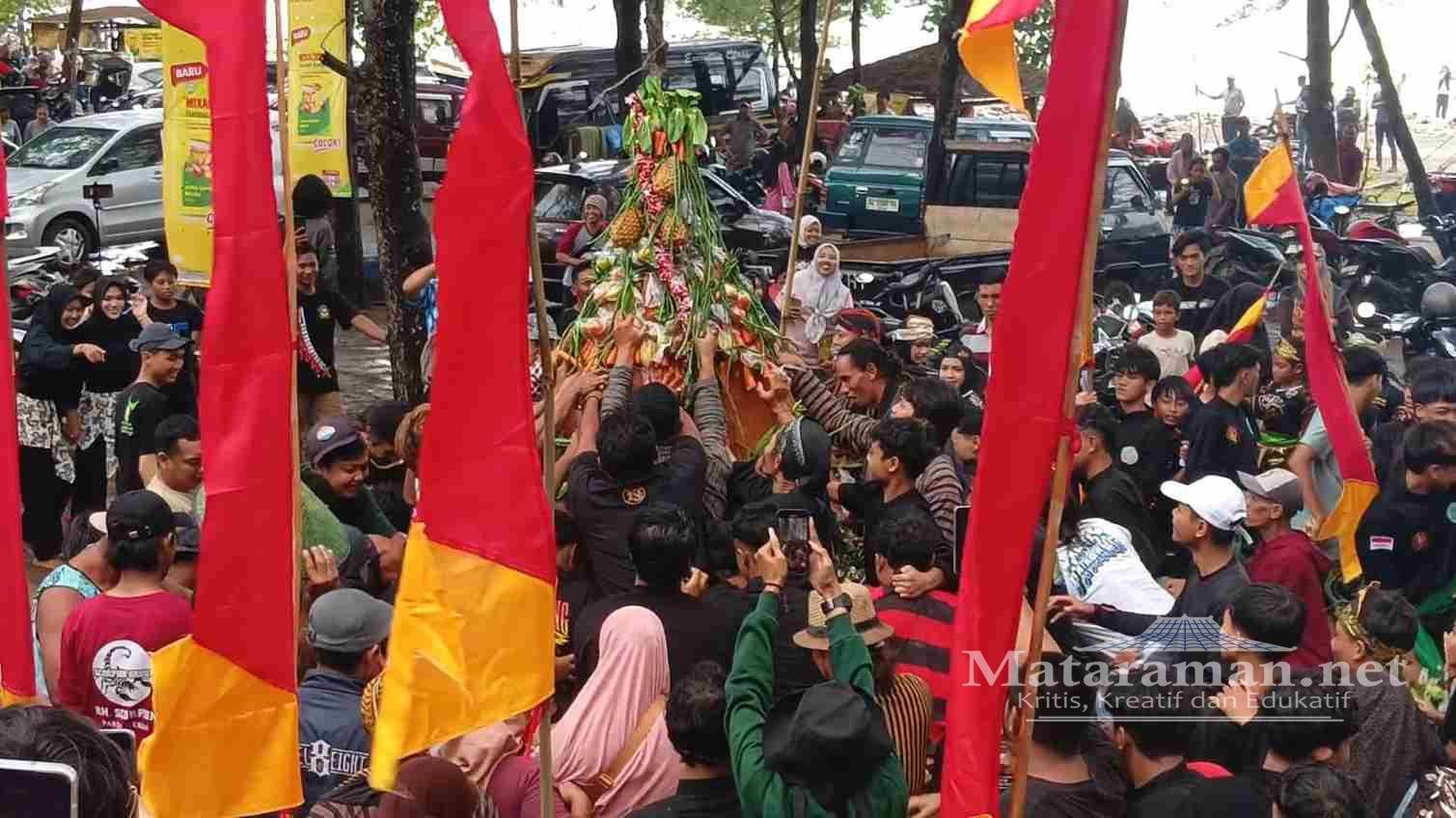 Meriah, Grebeg Suro Pantai Gemah Ratusan Warga Berebut Tumpeng Agung