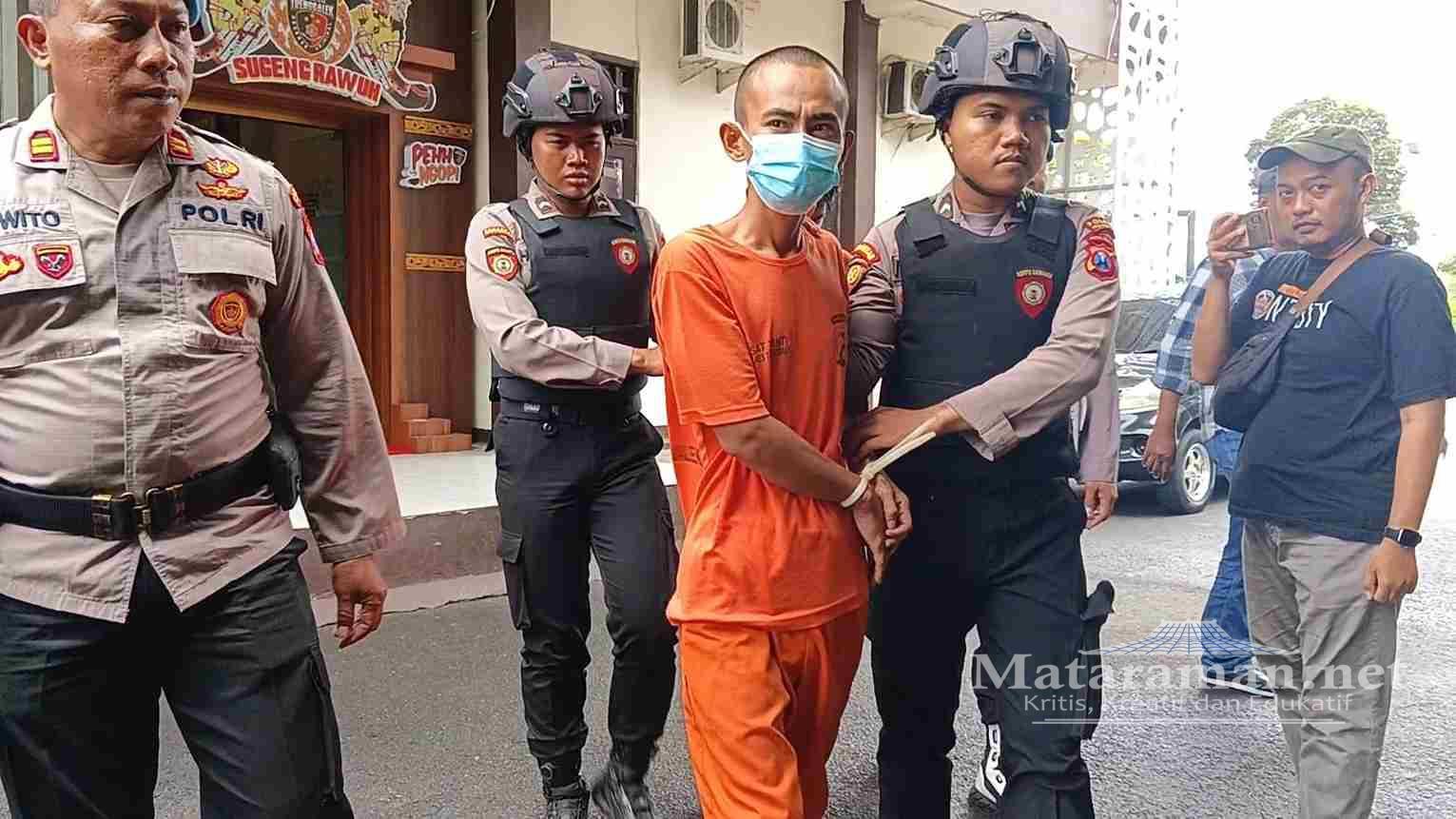 Pria Makasar Gondol Motor Milik Petani Trenggalek