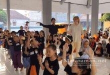 Penampilan anak-anak Kediri dilihat wisatawan asing. (Prokopim Kediri) - 'Garasi' UMKM Bentukan Mas Dhito Dikenalkan ke Wisatawan Asing di Kediri