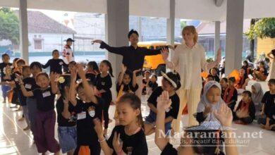 Penampilan anak-anak Kediri dilihat wisatawan asing. (Prokopim Kediri) - 'Garasi' UMKM Bentukan Mas Dhito Dikenalkan ke Wisatawan Asing di Kediri