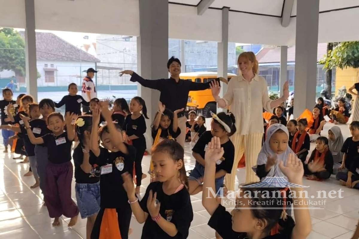 Penampilan anak-anak Kediri dilihat wisatawan asing. (Prokopim Kediri) - 'Garasi' UMKM Bentukan Mas Dhito Dikenalkan ke Wisatawan Asing di Kediri