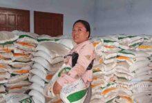 Bupati Tulungagung dan Bulog Serahkan Bantuan Pangan Beras ke Warga