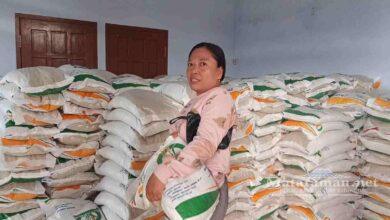 Bupati Tulungagung dan Bulog Serahkan Bantuan Pangan Beras ke Warga