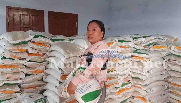 Bupati Tulungagung dan Bulog Serahkan Bantuan Pangan Beras ke Warga