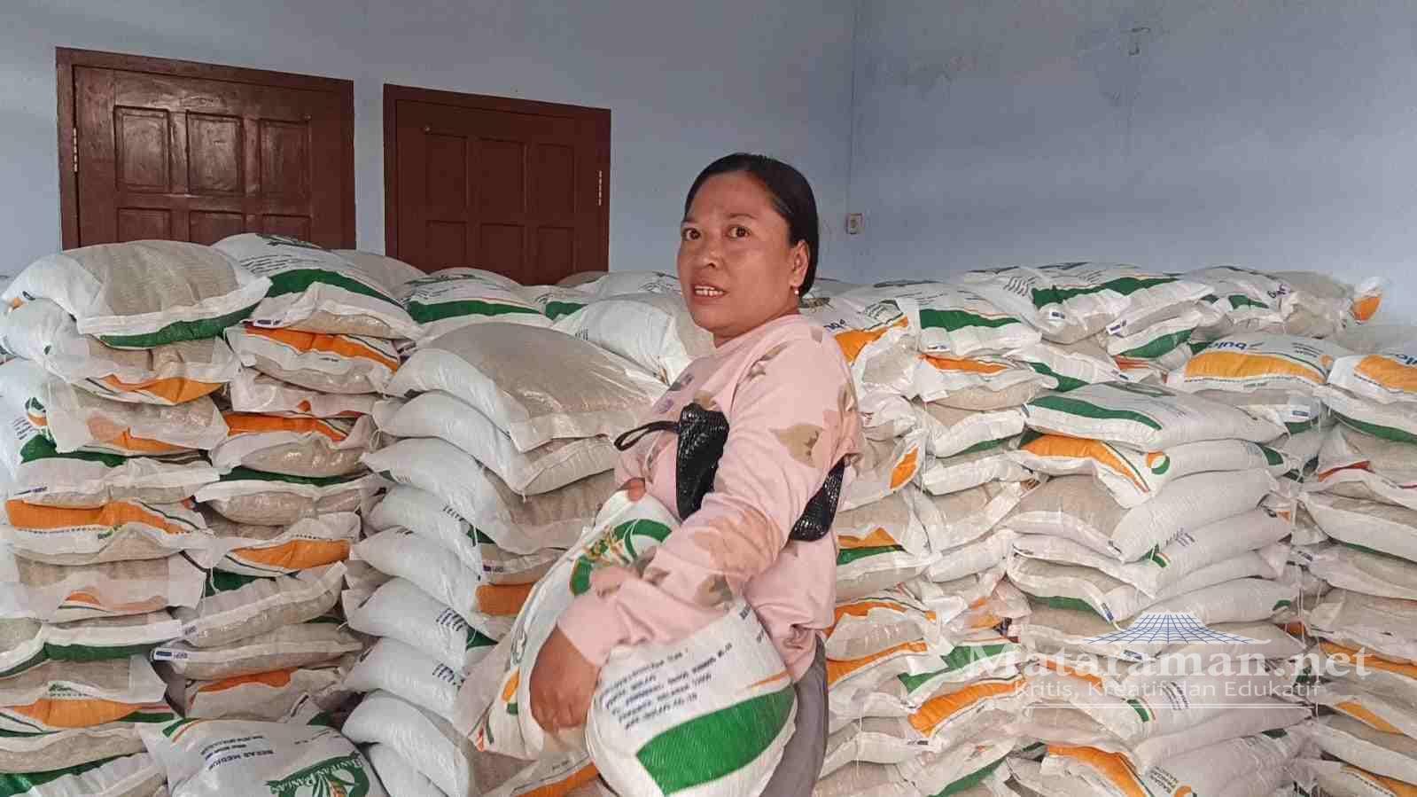 Bupati Tulungagung dan Bulog Serahkan Bantuan Pangan Beras ke Warga