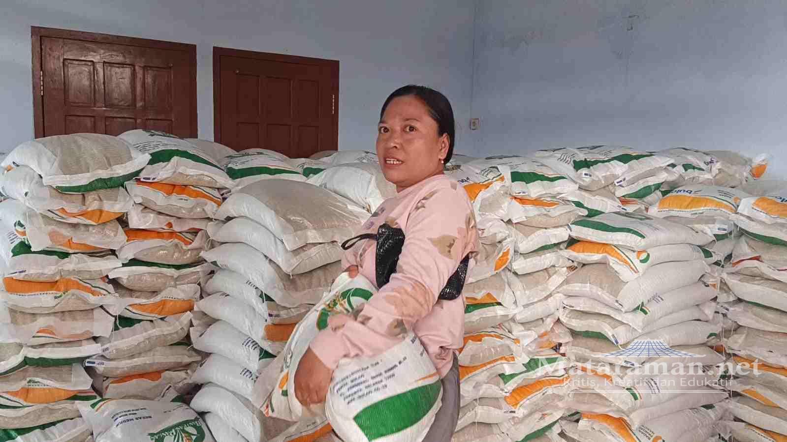 Bupati Tulungagung dan Bulog Serahkan Bantuan Pangan Beras ke Warga