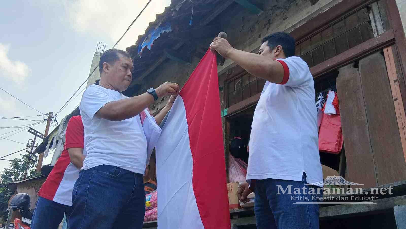Bakesbangpol-PWI Tulungagung Bagikan 100 Bendera, Bangkitkan Nasionalisme Warga