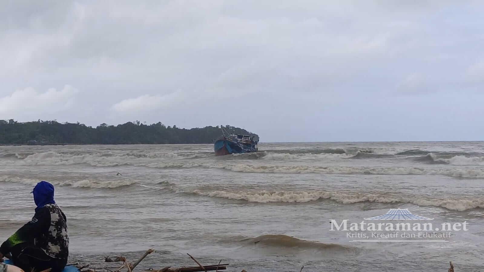 Ombak Capai 4 Meter, Nelayan Popoh Tulungagung Enggan Melaut