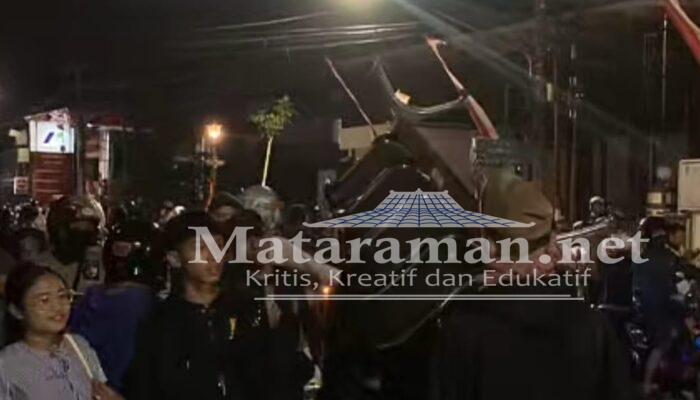 Ribuan Pendemo Bergeser Rusak-Jarah Fasum di DPRD Kabupaten Kediri