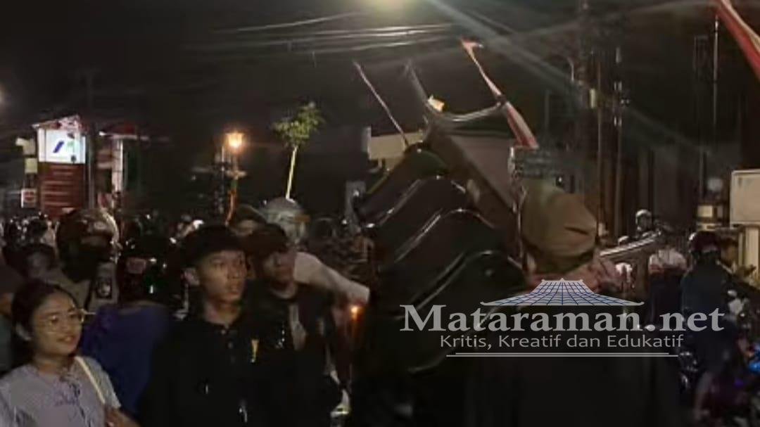 Ribuan Pendemo Bergeser Rusak-Jarah Fasum di DPRD Kabupaten Kediri